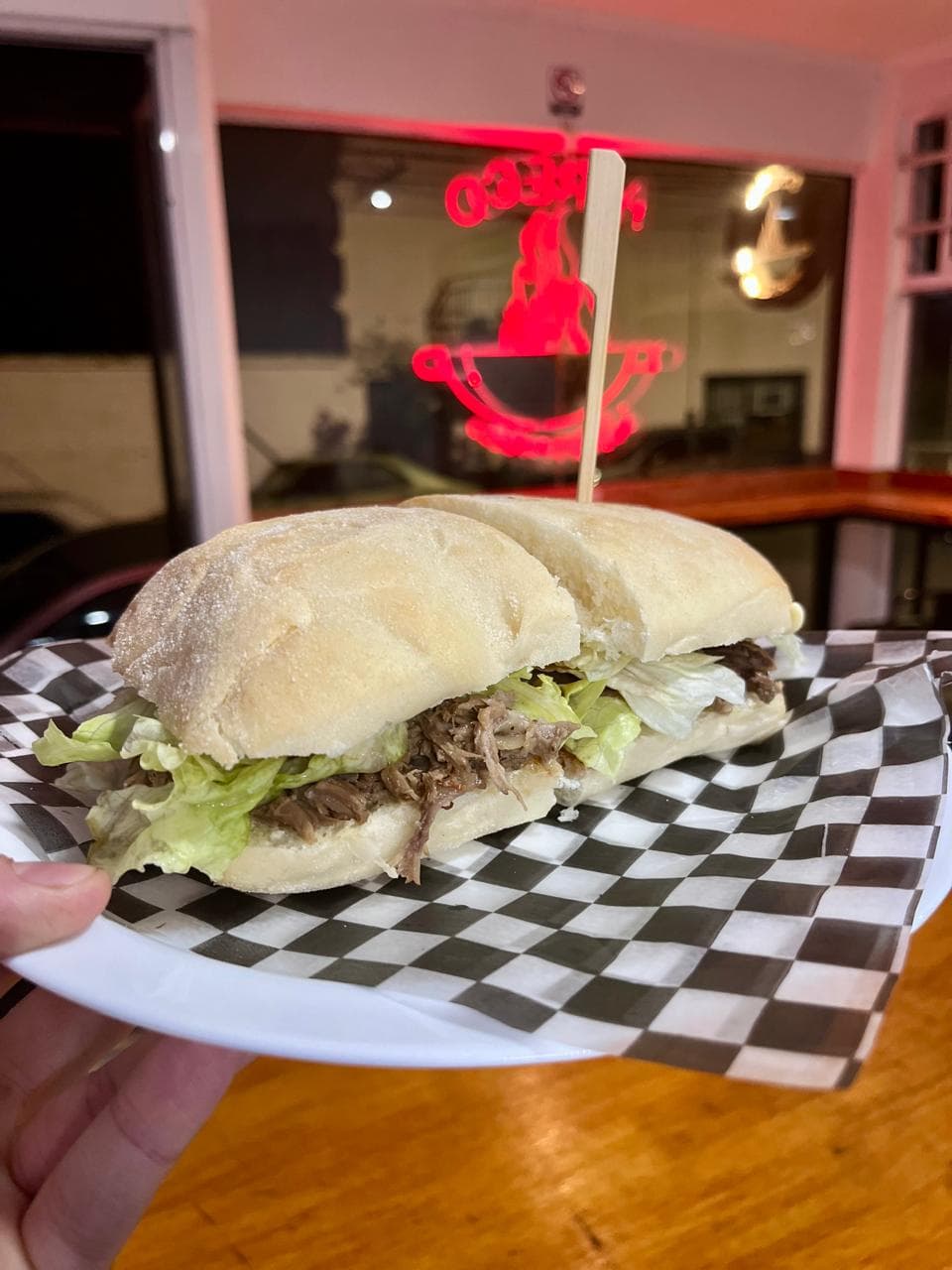 Sándwich de pollo braseado desmechado